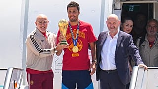Rodri sostiene la Copa del Mundo a su llegada al aeropuerto de Barajas, en Madrid, tras ganar a Argentina por 1-0 en la final del Mundial 2026.