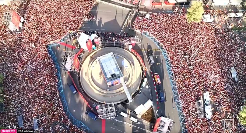 Miles de aficionados llenan de rojo la plaza de Cibeles para recibir a los campeones del mundo tras su victoria frente a Argentina.