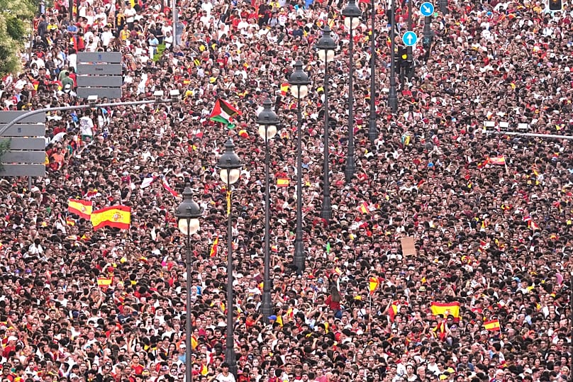 Los aficionados se agolpan mientras esperan la llegada de los jugadores de la selección española de fútbol a Madrid el lunes 20 de julio de 2026.