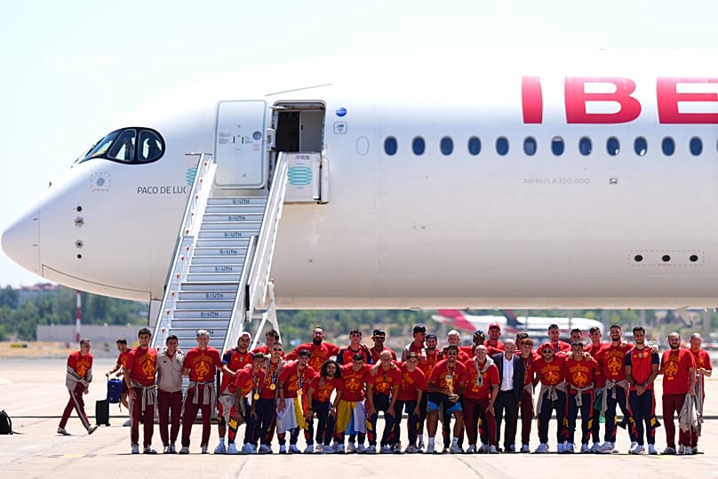Los jugadores de la selección española de fútbol posan con el trofeo del Mundial a su llegada al aeropuerto de Madrid el lunes 20 de julio de 2026.