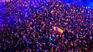 Aficionados españoles celebran en Madrid tras la victoria de España sobre Argentina en la final del Mundial de fútbol, ​​disputada en East Rutherford, Nueva Jersey
