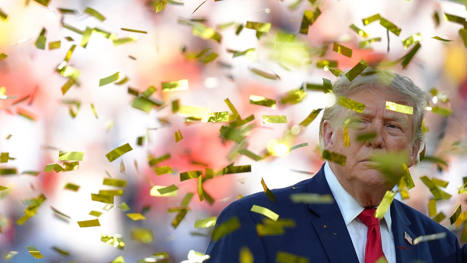 Donald Trump viendo como el equipo español festeja su segunda estrella
