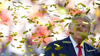 Donald Trump viendo como el equipo español festeja su segunda estrella