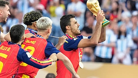 Espanhol Rodri (16) ergue o troféu de campeão após a vitória da seleção na final do Mundial de futebol frente à Argentina, em Nova Jérsia, 19 de julho de 2026