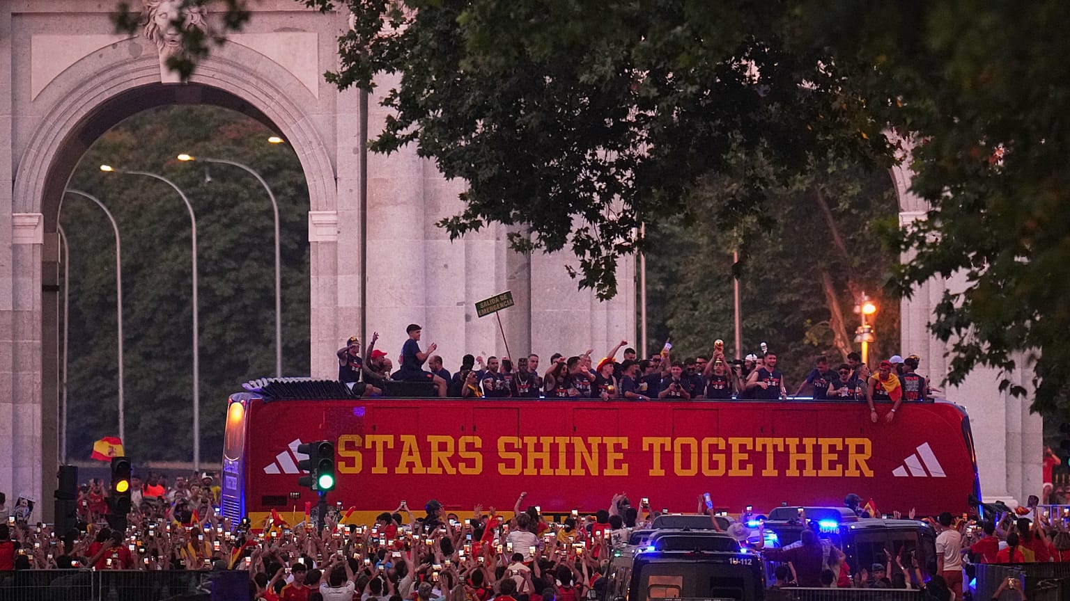 Les joueurs de l'équipe nationale espagnole de football font la fête sur le toit d'un bus qui parcourt les rues bondées de Madrid, ce lundi 20 juillet 2026