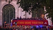 Les joueurs de l'équipe nationale espagnole de football font la fête sur le toit d'un bus qui parcourt les rues bondées de Madrid, ce lundi 20 juillet 2026