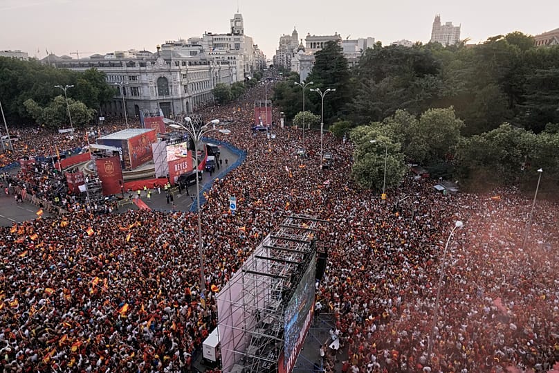 Les supporters se pressent en attendant l'arrivée des joueurs de l'équipe nationale espagnole de football, à Madrid, le lundi 20 juillet 2026