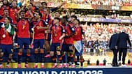 Le patron de la FIFA Gianni Infantino et le président Donald Trump quittent le terrain tandis que l’Espagne célèbre après la finale du Mondial à East Rutherford.