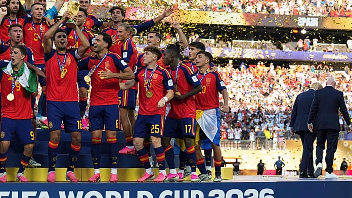 Trump und Infantino überreichen WM-Pokal an Spanien