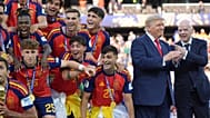 Spanische Spieler jubeln mit Donald Trump und Gianni Infantino
