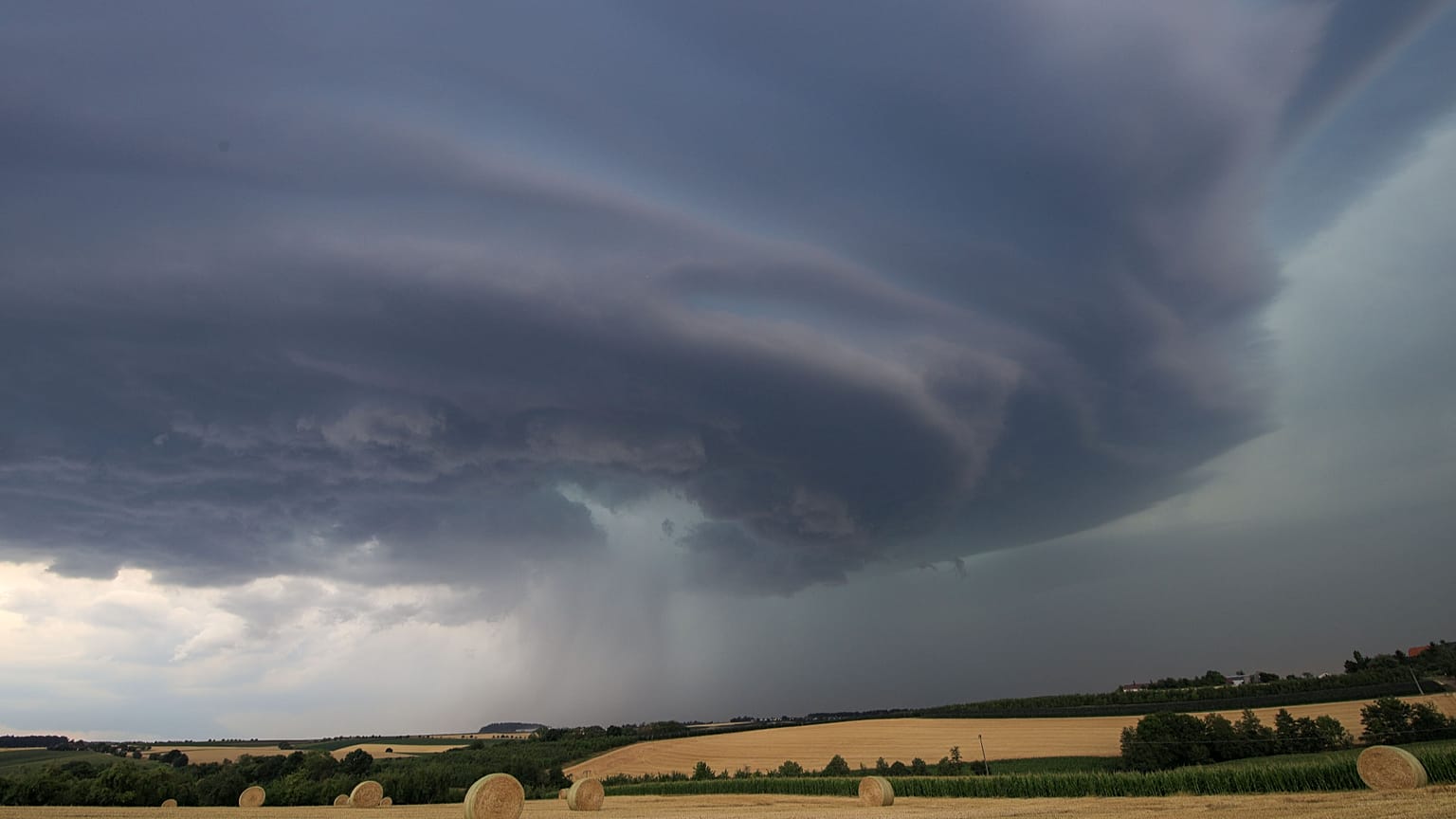 Gewitterwolken über Winnenden bei Stuttgart in Deutschland