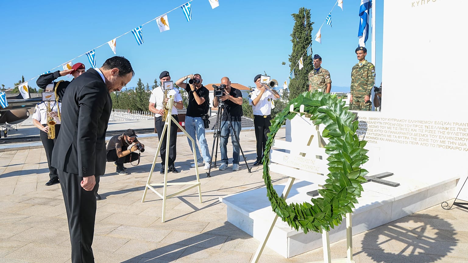 Le président Christodoulides dépose une gerbe au mémorial de Makedonitissa