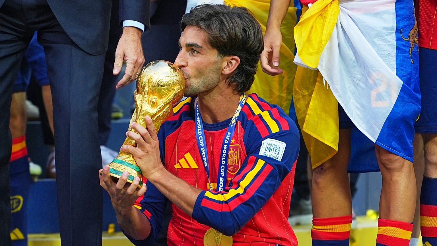 Spain's Ferran Torres kisses the trophy after the World Cup final football match match between Spain and Argentina in New Jersey, 19 July, 2026. 