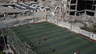 فلسطينيون نازحون يلهون في نادي كرة القدم في مدينة غزة، السبت، 20 حزيران 2026.