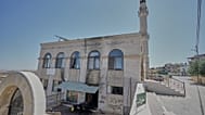 رجل يزيل الأنقاض من أمام مسجد في الضفة الغربية تعرض للتخريب والحرق على يد مستوطنين إسرائيليي، في قرية جلجليا شمال رام الله، الأربعاء 17 يونيو/حزيران 2026