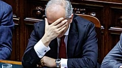 Italiens Innenminister Matteo Piantedosi greift sich an den Kopf, als er am Donnerstag, 29. Februar 2024, im Parlament in Rom spricht.