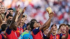  لامين يامال الإسباني حاملًا الكأس، مع زملائه في الفريق، يحتفلون بفوزهم في المباراة النهائية لكأس العالم لكرة القدم بين إسبانيا والأرجنتين في شرق رذرفورد، نيوجيرسي