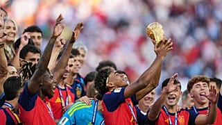  لامين يامال الإسباني حاملًا الكأس، مع زملائه في الفريق، يحتفلون بفوزهم في المباراة النهائية لكأس العالم لكرة القدم بين إسبانيا والأرجنتين في شرق رذرفورد، نيوجيرسي