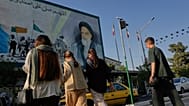 يعبر الناس شارع الثورة الإسلامية تحت لوحة جدارية تصور صورة المؤسس الثوري الإيراني الراحل الخميني في وسط مدينة طهران، إيران، السبت 18 يوليو 2026. 
