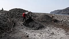 Cabo Verde: recolección ilegal de arena negra en la isla de Santiago