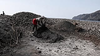 Cabo Verde: recolección ilegal de arena negra en la isla de Santiago