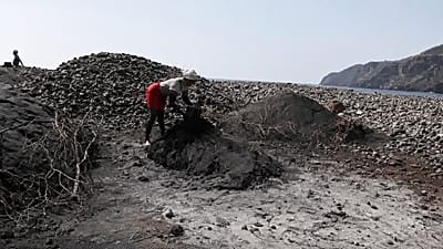 Незаконная добыча чёрного песка на острове Сантьягу, Кабо-Верде.