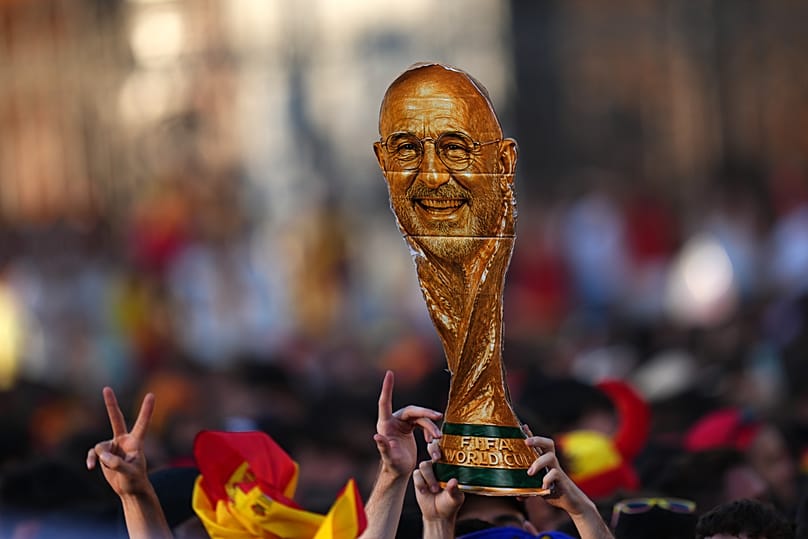 La afición incluso puso la cara del técnico sobre el trofeo de campeones del mundo