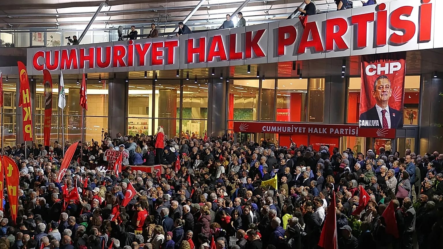 CHP destekçileri, Ankara’daki parti genel merkezi önünde, mutlak butlan kararına karşı CHP Genel Başkanı Özgür Özel’e destek için toplandı, 22 Mayıs 2026.
