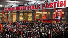 CHP destekçileri, Ankara’daki parti genel merkezi önünde, mutlak butlan kararına karşı CHP Genel Başkanı Özgür Özel’e destek için toplandı, 22 Mayıs 2026.