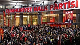 CHP destekçileri, Ankara’daki parti genel merkezi önünde, mutlak butlan kararına karşı CHP Genel Başkanı Özgür Özel’e destek için toplandı, 22 Mayıs 2026.