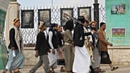 أنصار الحوثيين يسيرون أمام ملصقات لعدد من كبار العلماء الإيرانيين الذين قُتلوا في ضربات إسرائيلية، في صنعاء، اليمن، 13 يوليو 2026.