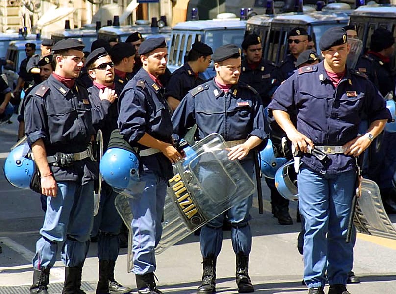 Le forze dell'ordine pronte per affrontare i manifestanti, il 30 giugno 2001 
