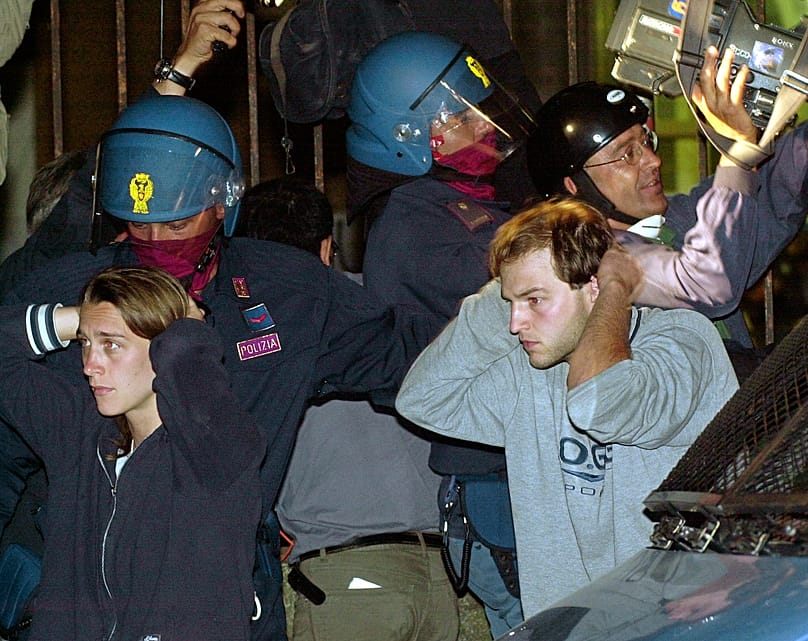 Manifestanti arrestati dopo l'irruzione alla Scuola Diaz