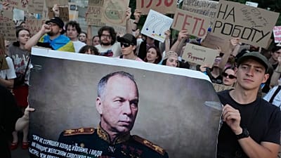 Des militants brandissent un portrait du commandant en chef des forces armées ukrainiennes Oleksandr Syrskyï pour réclamer sa démission. Kyiv, Ukraine, 18 juillet 2026.