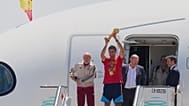 Rodri levanta el trofeo a su llegada al aeropuerto de Madrid el 20 de julio de 2026, después de que España derrotara a Argentina en la final de la Copa del Mundo.