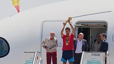 Rodri levanta el trofeo a su llegada al aeropuerto de Madrid el 20 de julio de 2026, después de que España derrotara a Argentina en la final de la Copa del Mundo.