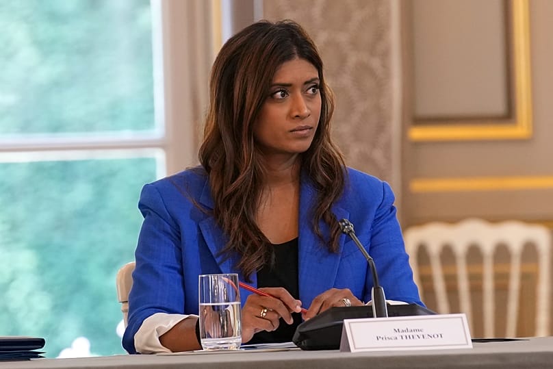Prisca Thévenot Emmanuel Macron szavait hallgatja a Minisztertanács ülésén 2023. július 21-én, pénteken az Élysée-palotában, Párizsban