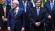 ARQUIVO (03.07.2025). O presidente do Brasil, Lula da Silva, à esquerda, e o presidente da Argentina, Javier Milei, posam para uma fotografia de grupo no Mercosul