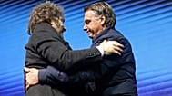 ARQUIVO (7.07.2024). O presidente da Argentina, Javier Milei, à esquerda, abraça o ex-presidente brasileiro Jair Bolsonaro durante o CPAC Brasil 2024, 