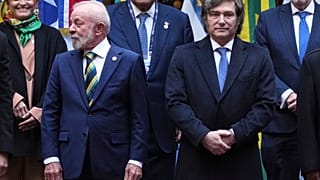 ARQUIVO (03.07.2025). O presidente do Brasil, Lula da Silva, à esquerda, e o presidente da Argentina, Javier Milei, posam para uma fotografia de grupo no Mercosul