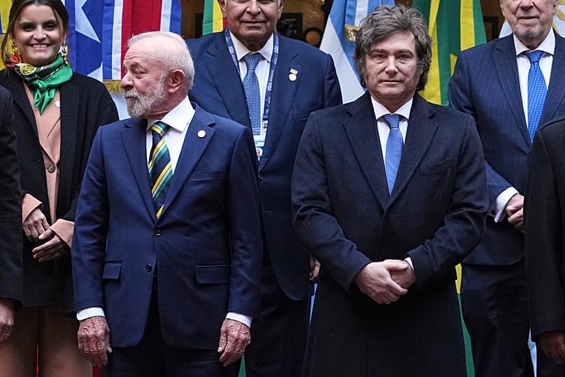 ARQUIVO (03.07.2025). O presidente do Brasil, Luiz Inácio Lula da Silva, à esquerda, e o presidente da Argentina, Javier Milei, posam para uma fotografia de grupo