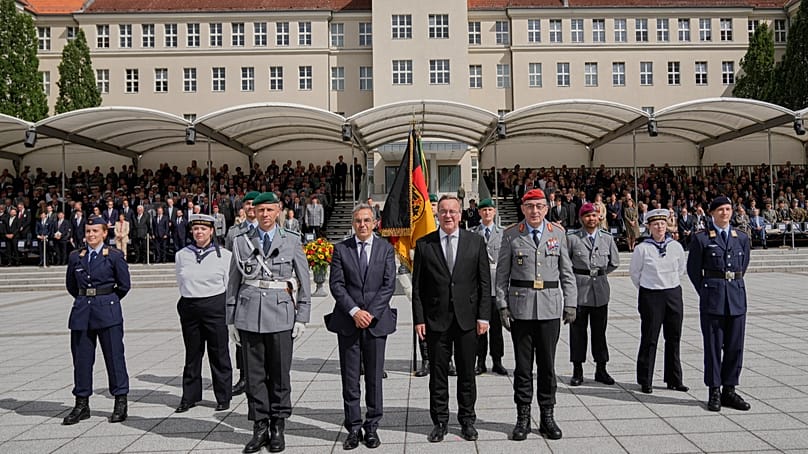 Verteidigungsminister Boris Pistorius, Navid Kermani und Generalinspekteur Carsten Breuer beim Gelöbnis der Bundeswehr in Berlin, 20. Juli 2026.