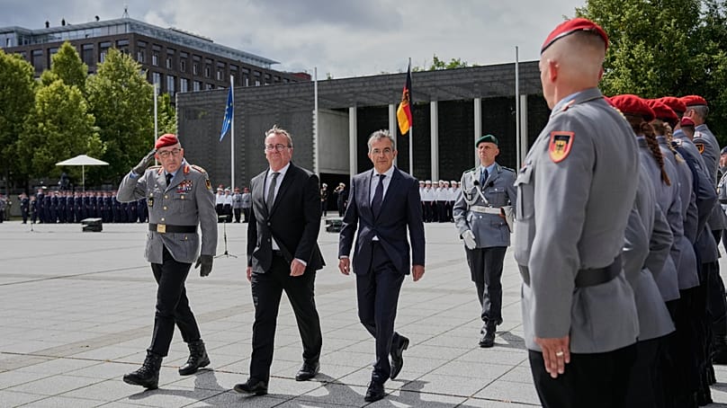 Verteidigungsminister Boris Pistorius, Generalinspekteur Carsten Breuer und Navid Kermani beim Gelöbnis der Bundeswehr in Berlin am 20. Juli 2026.