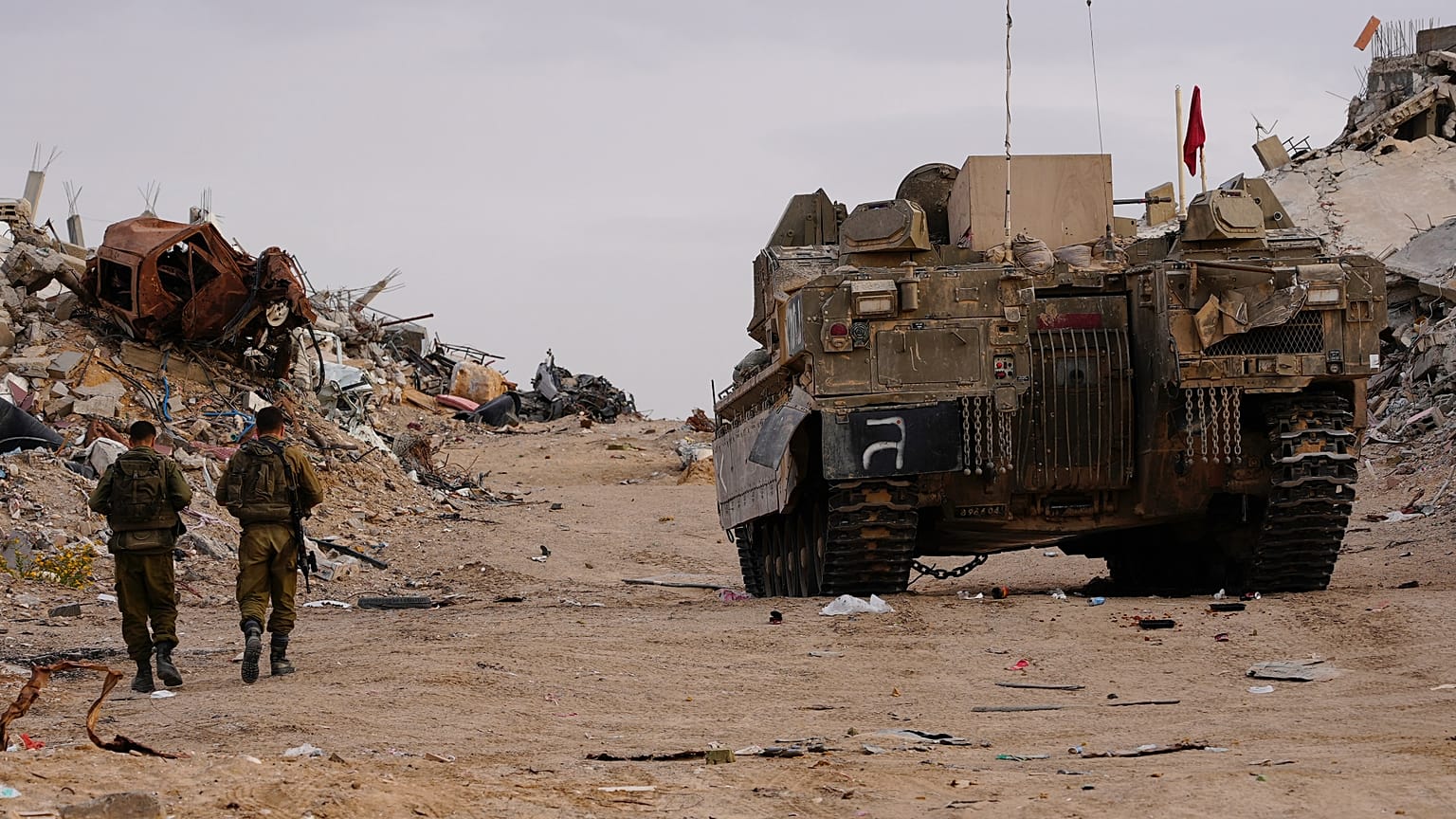 جنود إسرائيليون قرب نفق في رفح، قال الجيش إنه كان يضم رفات الجندي هدار غولدين، الذي أعادته حماس ضمن اتفاق وقف إطلاق النار، في 8 ديسمبر 2025.