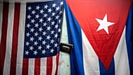 صورة أرشيفية - علم أمريكي وعلم كوبي معلقان على جدار في هافانا، كوبا، يوم الاثنين 11 يناير 2021. (صورة من وكالة أسوشيتد برس/رامون إسبينوزا، أرشيفية)