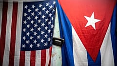 صورة أرشيفية - علم أمريكي وعلم كوبي معلقان على جدار في هافانا، كوبا، يوم الاثنين 11 يناير 2021. (صورة من وكالة أسوشيتد برس/رامون إسبينوزا، أرشيفية)