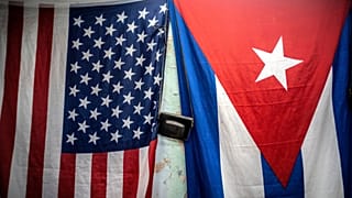 صورة أرشيفية - علم أمريكي وعلم كوبي معلقان على جدار في هافانا، كوبا، يوم الاثنين 11 يناير 2021. (صورة من وكالة أسوشيتد برس/رامون إسبينوزا، أرشيفية)