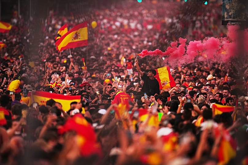 A futball válogatott vb-győzelmét ünneplik százezrek Madridban 2026. július 20-án