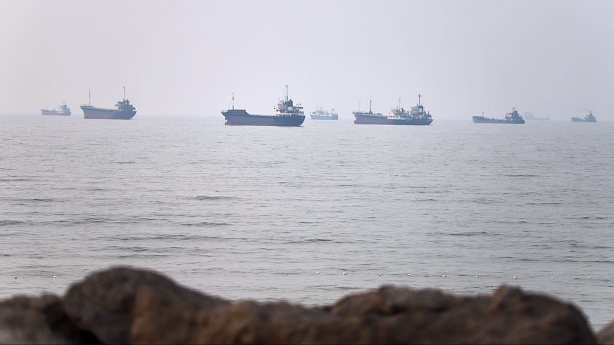 Tanker in der Straße von Hormus angegriffen, als die USA zum zehnten Mal in Folge den Iran angreifen Tanker in der Straße von Hormus angegriffen, als die USA zum zehnten Mal in Folge den Iran angreifen
