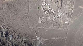 تاسیسات نطنز و جاده منتهی به کوه کلنگ